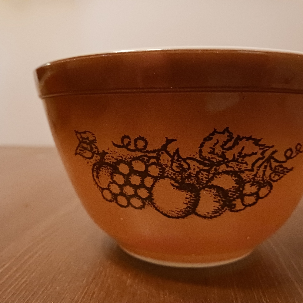Pyrex #0401 Old Orchard 1 1/2 pint bowl